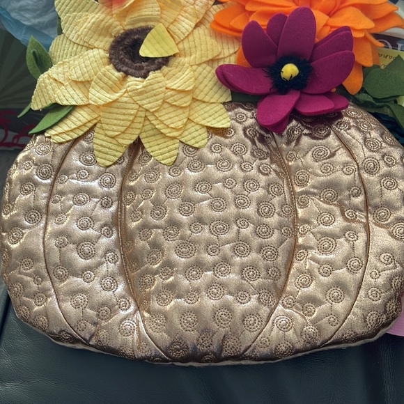 Evergreen Door Decor. Gold “vase” with vibrant flowers. - Picture 5 of 5